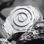 Modern klocka i rostfritt stål med en innovativ design, som visar en cirkulär urtavla och metallarmband, perfekt för vetenskaps- och teknikälskare.