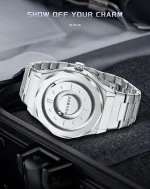 Klocka i rostfritt stål med minimalistisk urtavla och metallarmband, elegant och modern, perfekt för en sofistikerad stil.