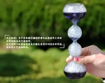 Handblåst glaspendel, bestående av luftbubblor och färgat glas, skapad av en hantverkare. Perfekt för dekoration eller som ett originalhänge.