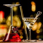 Vetenskaplig cocktailglas med röd vätska, pipett och dekoration i form av ett hjärta, perfekt för vetenskaplig dekoration eller ett temaevenemang.