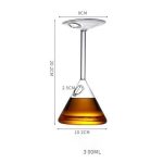 Laboratoriepipett i glas med bärnstensfärgad vätska, kapacitet på 300 ml, idealisk för vetenskapliga experiment och noggrann hantering av vätskor.