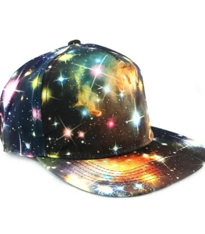 Keps med galaxmönster och stjärnor, färgglad kosmisk design.
