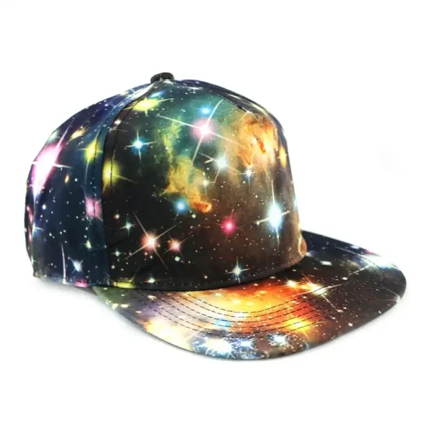 Keps med galaxmönster och stjärnor, färgglad kosmisk design.