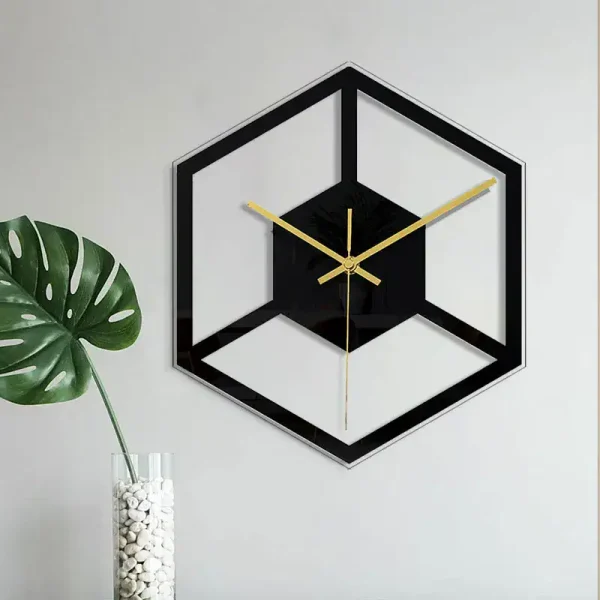 Väggklocka med design i kubform med svart ram och gyllene visare, perfekt för modern inredning.