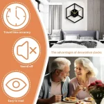 Dekorativ väggklocka i form av en kub med minimalistisk design, perfekt för modern inredning.
