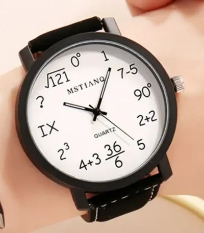 Klocka med vit urtavla med matematiska symboler och ekvationer, visar tiden med siffror och matematiska uttryck, bärs på handleden.
