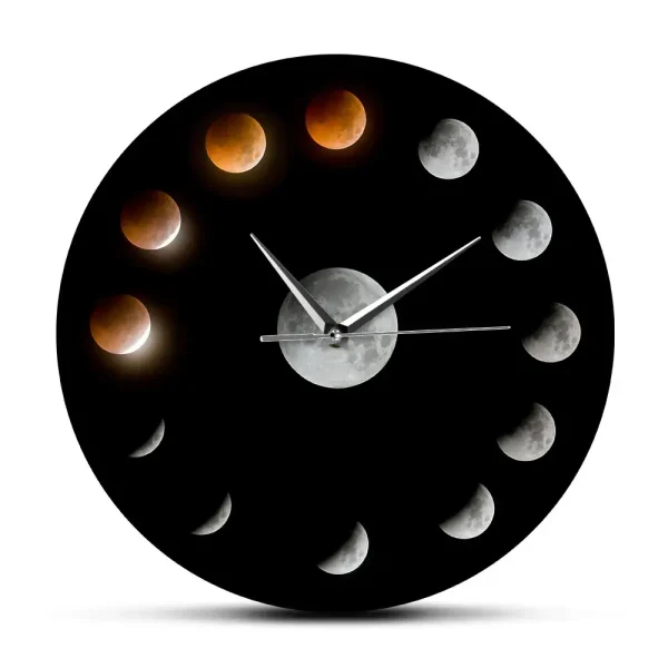 Väggklocka som visar månens olika faser, med en modern och elegant design, perfekt för vetenskaplig eller astronomisk inredning.