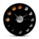 Väggklocka som representerar de olika faserna av månen, med en modern och elegant design, perfekt för vetenskaplig eller astronomisk dekoration.