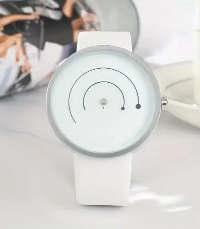 Modern klocka med vit cirkulär urtavla och svarta visare, ren och elegant design, idealisk för vetenskaplig dekoration eller trendig accessoar.
