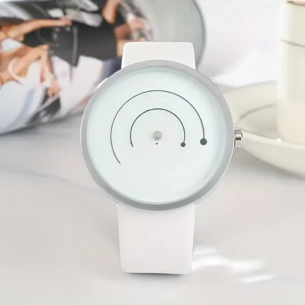 Modern klocka med vit cirkulär urtavla och svarta visare, ren och elegant design, idealisk för vetenskaplig dekoration eller trendig accessoar.