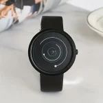 Smart klocka med modern design och solur som visar planetbanor. Perfekt för vetenskaps- och innovativ dekoration.
