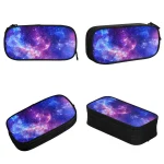 Förvaringsväska med kosmiskt galaxmönster, idealisk för pennor, tillbehör eller personliga föremål, med färgglad och rymlig design.