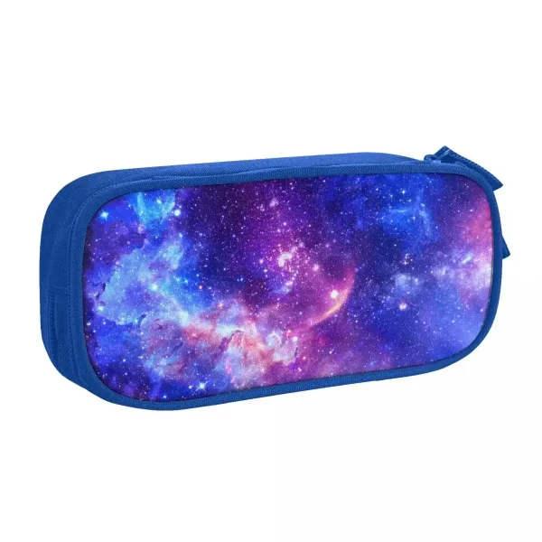 Skolväska med stjärnig galaxdesign, idealisk för att förvara skolmaterial. Färgglad design som representerar en stjärnhimmel med nyanser av lila, blått och rosa.