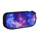 Skolväska med kosmiskt galaxmönster, idealisk för att förvara pennor, blyertspennor och material. Färgglad och inspirerande design, perfekt för astronomi- och vetenskapsentusiaster.