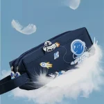 Astronautväska för barn med illustrationer av raketer, robotar och astronauter, idealisk för dekoration eller förvaring av rymdrelaterade föremål.
