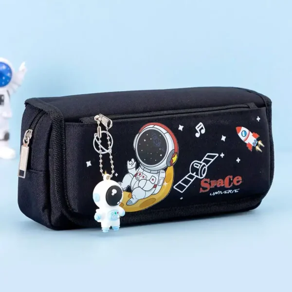 Rymdpennväska med en astronaut, raket och kosmiska element, perfekt för dekoration eller kontorsmaterial för barn och astronomientusiaster.