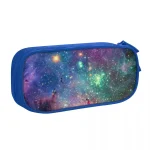 Skolväska med galaxmönster, idealisk för att förvara pennor, blyertspennor och skolmaterial, med en design inspirerad av universum och stjärnor, perfekt för astronomiälskare.
