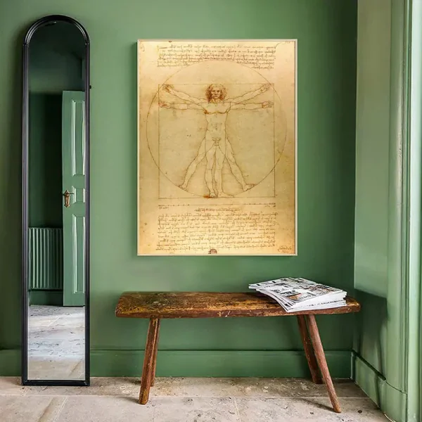 Reproduktion av den berömda teckningen av Leonardo da Vinci, som visar Vitruviusmannen med sina ideala proportioner, upphängd på en grön vägg i ett elegant rum.