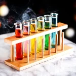 Provrör med färgglada vätskor på en träställning, som illustrerar ett kemi- eller vetenskapligt experiment.