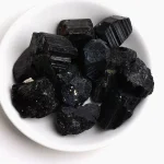 Rå svart obsidian, idealisk för dekoration eller litoterapi, som ger skydd och positiv energi.