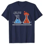 Humoristisk t-shirt med två laboratoriefällor, en blå och en röd, med ett roligt budskap "I think you're overreacting".