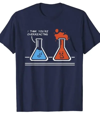 Humoristisk t-shirt med två laboratoriefällor, en blå och en röd, med ett roligt budskap "I think you're overreacting".