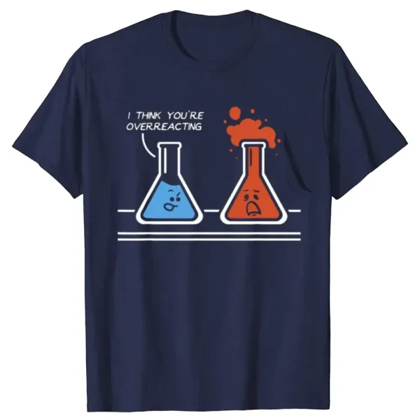 Humoristisk t-shirt med två laboratoriefällor, en blå och en röd, med ett roligt budskap "I think you're overreacting".