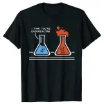Svart t-shirt med två illustrerade laboratoriefällor, en blå och en orange, med ett roligt ansiktsuttryck och texten "I think you're overreacting".