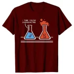 Röd t-shirt med illustration av två laboratoriefällor, en ledsen och en överhettad, med texten "I think you're overreacting".