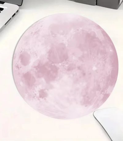 Realistisk LED-lampa i form av en måne, idealisk för inredning eller nattlig atmosfär, med detaljerad design och mjukt ljus.