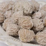 Närbild på kristaller av Himalayasalt, som visar deras kristallina textur och ljusrosa färg, perfekta för dekoration eller matlagning.