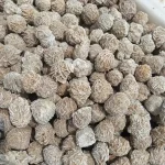 Naturliga vita kottar, perfekta för inredning inomhus eller utomhus, som ger en naturlig och elegant touch till ditt utrymme.