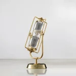 Dekorativt laboratorietimglas i guldmetall med glas, idealiskt för vetenskaplig eller kontorsdekoration, som tillför en vintage och elegant touch.