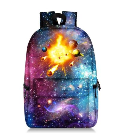 Ryggsäck med galaxmotiv och planeter.