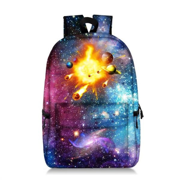 Ryggsäck med galaxmotiv och planeter.
