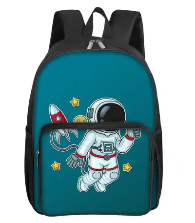 Barnryggsäck med astronautmotiv, raket och stjärnor, perfekt för unga rymd- och vetenskapsentusiaster. Lekfull och färgglad design, idealisk för skolan eller fritidsaktiviteter.