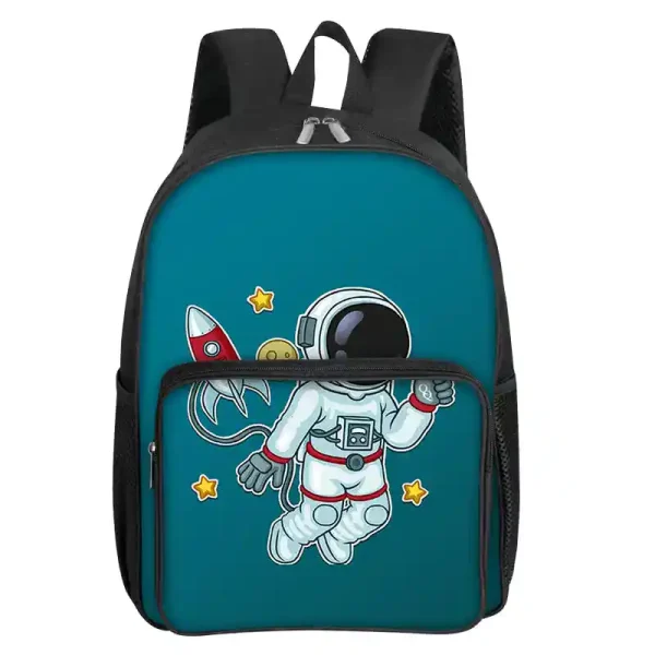Barnryggsäck med astronautmotiv, raket och stjärnor, perfekt för unga rymd- och vetenskapsentusiaster. Lekfull och färgglad design, idealisk för skolan eller fritidsaktiviteter.