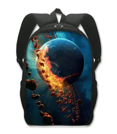 Ryggsäck med design av en planet som exploderar i rymden.