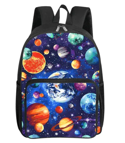 Ryggsäck med planet- och galaxmotiv.