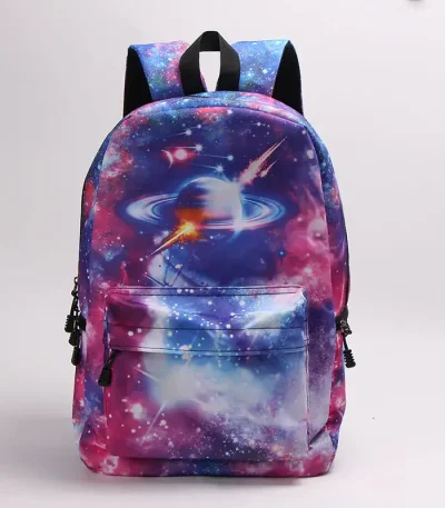 Galaxryggsäck med kosmiskt mönster och planeter.