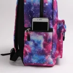 Galaxryggsäck med ficka för mobiltelefon, färgglad och kosmisk design.