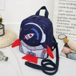 Barnryggsäck med rymdtema, astronautisk design med raket och stjärnor.