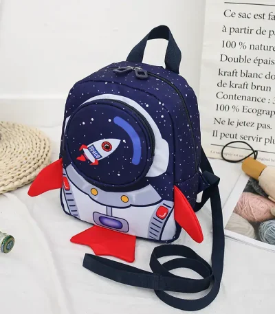 Barnryggsäck med rymdtema, astronautisk design med raket och stjärnor.