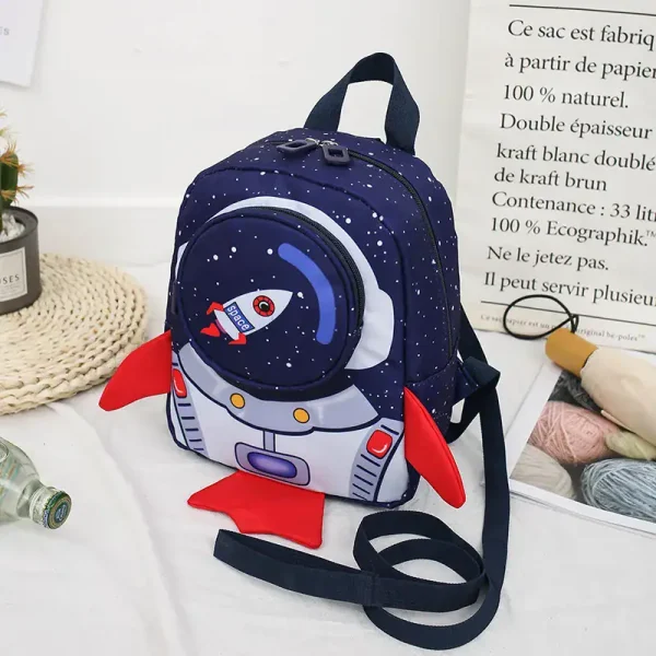 Barnryggsäck med rymdtema, astronautisk design med raket och stjärnor.