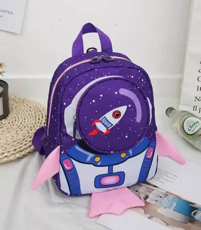 Barnryggsäck med rymdraketmönster, lila och rosa färger, perfekt för unga rymd- och astronomientusiaster.