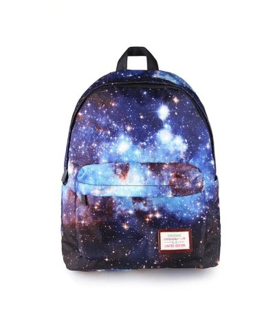 Ryggsäck med kosmiskt galaxmönster, rymlig och trendig design, perfekt för studenter och astronomientusiaster, idealisk för att transportera dina saker med stil.
