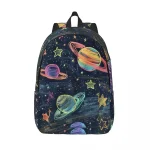 Ryggsäck med mönster av färgglada planeter och stjärnor på svart bakgrund, perfekt för astronomi- och vetenskapsentusiaster. Perfekt för skolan eller utomhusaktiviteter.