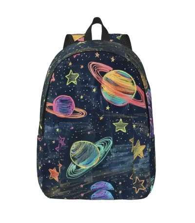 Ryggsäck med mönster av färgglada planeter och stjärnor på svart bakgrund, perfekt för astronomi- och vetenskapsentusiaster. Perfekt för skolan eller utomhusaktiviteter.