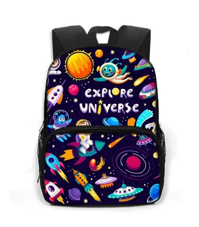 Barnryggsäck med rymdtema och universum, perfekt för skolan eller vetenskapliga aktiviteter. Färgglad design med planeter, raketer, astronauter och rymdutforskning.