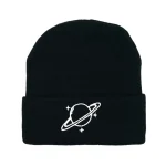 Svart ullmössa med design av en planet och stjärnor, perfekt för astronomi- och vetenskapsentusiaster.
